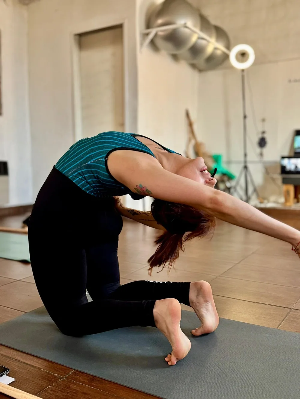 Clase en el estudio de Rocket Yoga AR