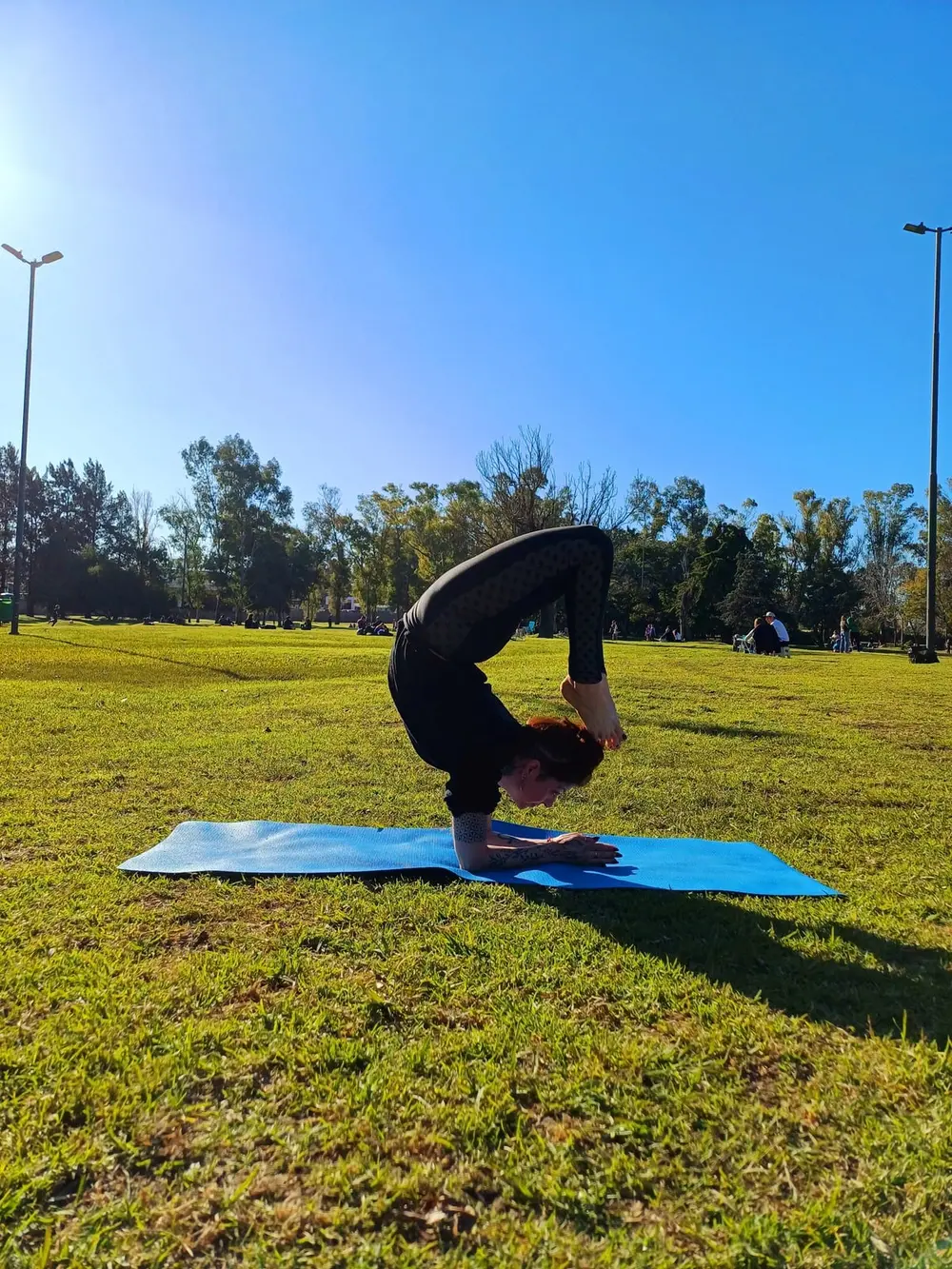 Práctica de Rocket Yoga al aire libre